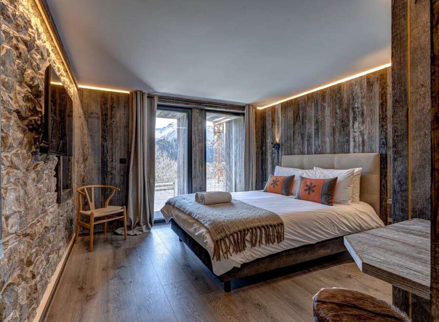 Experience the epitome of rustic luxury in this stunning bedroom.