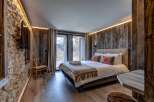 Experience the epitome of rustic luxury in this stunning bedroom.