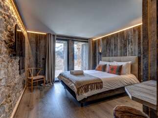 Experience the epitome of rustic luxury in this stunning bedroom.