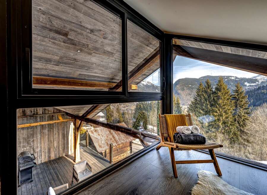 Experience the ultimate in luxury living with this stunning property, boasting breathtaking mountain views.