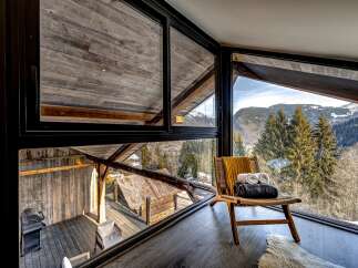 Experience the ultimate in luxury living with this stunning property, boasting breathtaking mountain views.