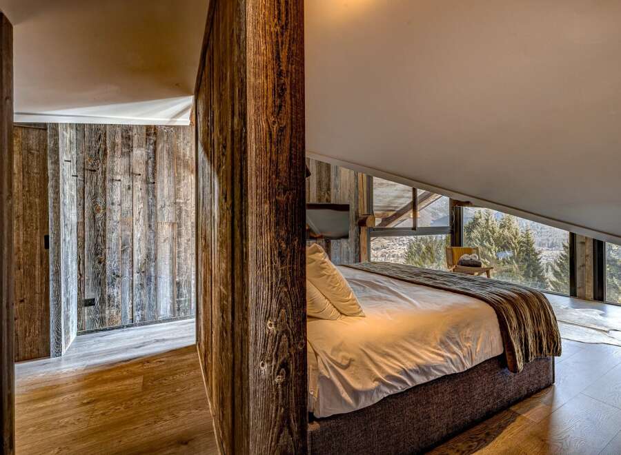 Experience the epitome of rustic luxury in this stunning bedroom.