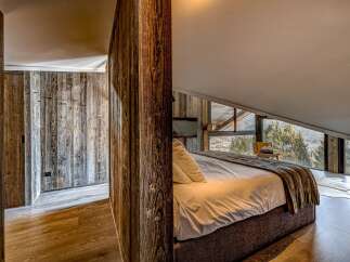 Experience the epitome of rustic luxury in this stunning bedroom.