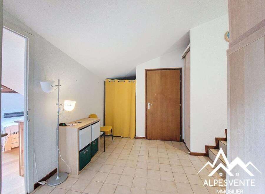 Discover this charming property featuring a bright and airy interior, perfect for comfortable living.