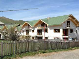 Discover a stunning new construction property with a modern design and a prime location.