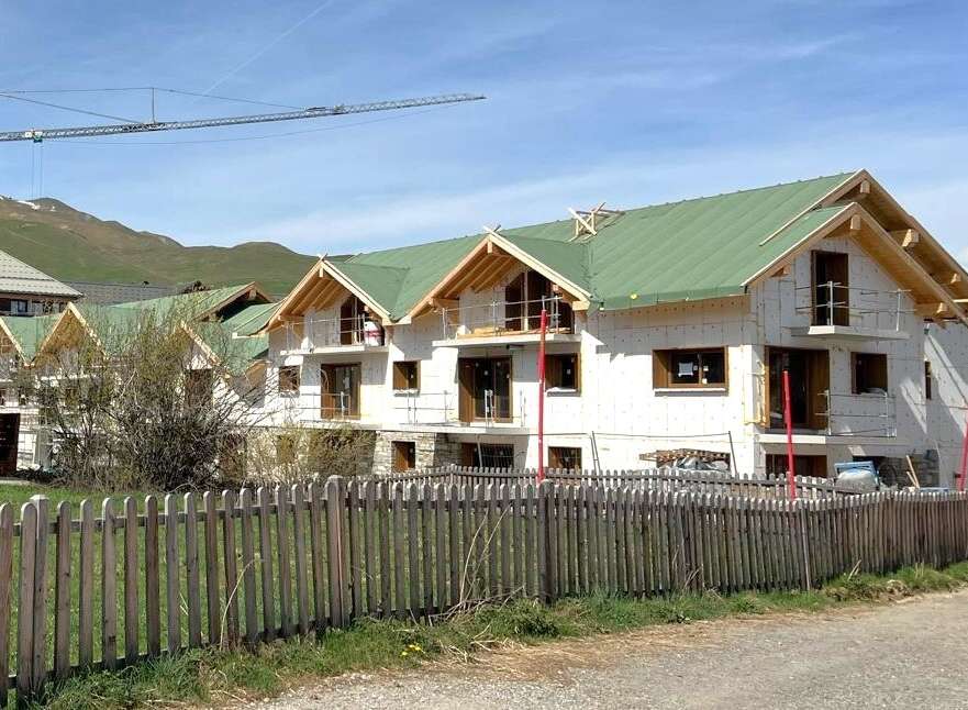 Discover a stunning new construction property with a modern design and a prime location.
