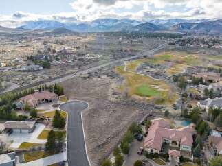 Discover luxury living in this stunning property, boasting breathtaking mountain views and a meticulously designed golf course.