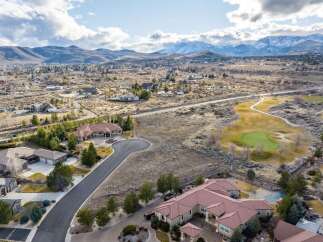 Discover luxury living in this stunning property, boasting a prime location with breathtaking mountain views.