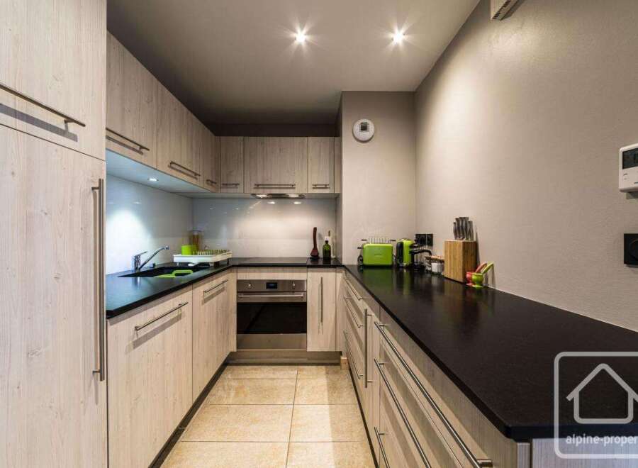 Discover this stunning modern kitchen, perfect for culinary enthusiasts.