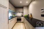Discover this stunning modern kitchen, perfect for culinary enthusiasts.