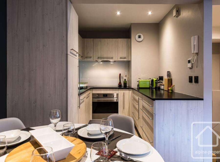 Discover this modern kitchen, perfect for culinary enthusiasts.