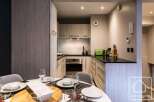 Discover this modern kitchen, perfect for culinary enthusiasts.