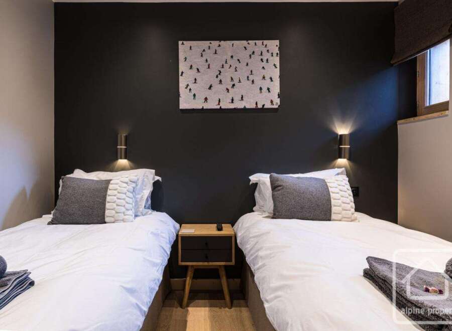 This cozy bedroom features two twin beds, perfect for a comfortable stay.