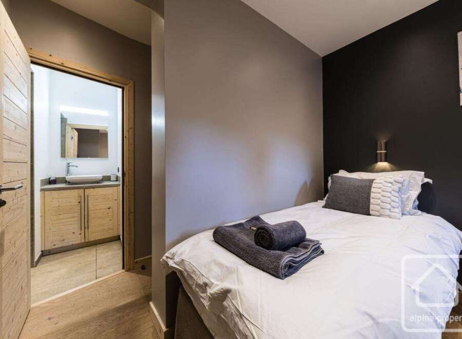 Discover the charm of this cozy bedroom, featuring a comfortable bed and a stylish design.