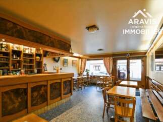 Discover this charming commercial property, perfect for a restaurant or bar.