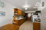 Discover this charming kitchen, perfect for culinary enthusiasts.