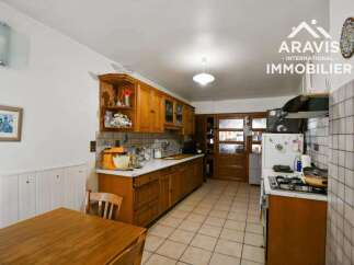 Discover this charming kitchen, perfect for culinary enthusiasts.