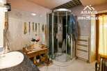 Discover this charming bathroom featuring a modern shower cabin, perfect for a relaxing experience.