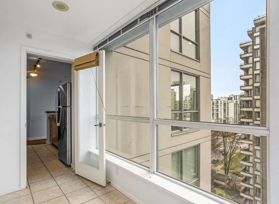 Experience urban living at its finest in this stunning condo with breathtaking city views.