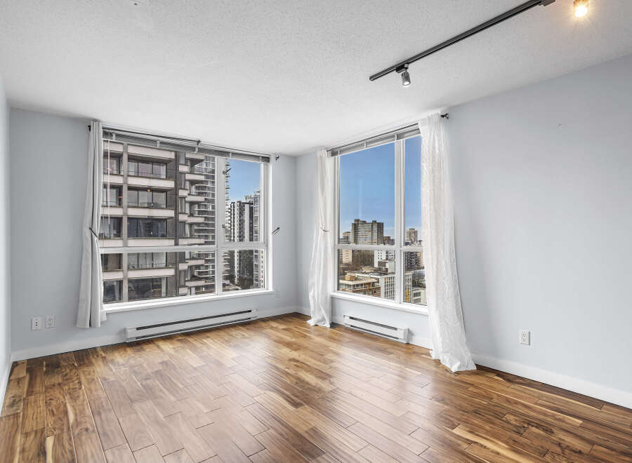Experience urban living at its finest in this stunning condo with breathtaking city views.