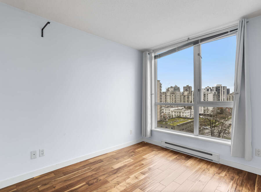 Experience urban living at its finest in this stunning apartment! This bright and airy space boasts beautiful hardwood floors, large windows with city views, and a modern design.