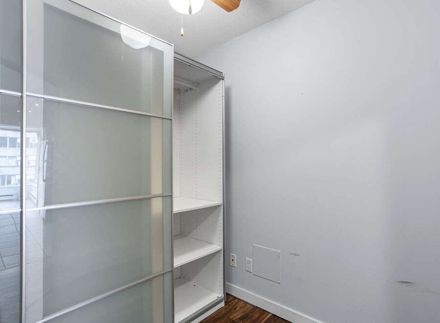 Discover the elegance of this modern closet, perfect for organizing your belongings.