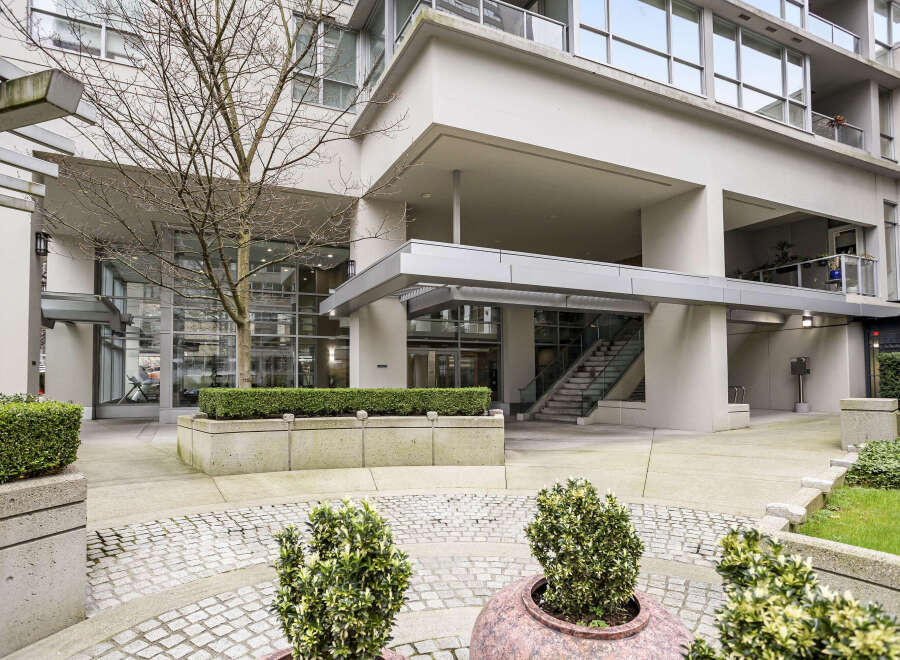 Discover modern living at its finest in this stunning property.
