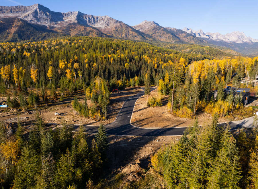 Discover the beauty of this stunning property nestled amidst the breathtaking mountain landscape.