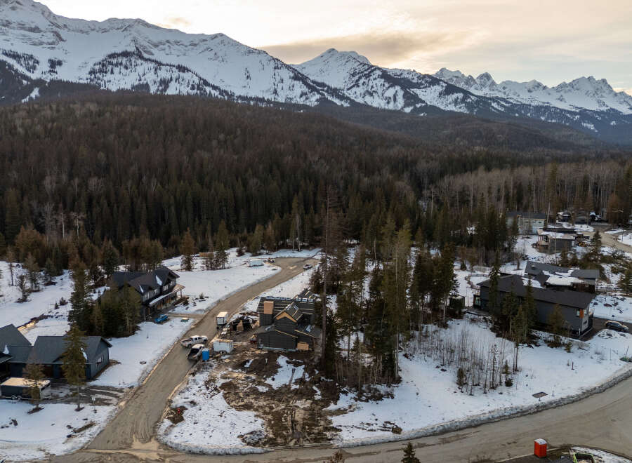 Discover luxury living in this stunning mountain retreat! This property boasts modern architecture, nestled amidst a picturesque landscape of snow-capped mountains and lush forests.