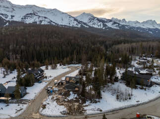 Discover luxury living in this stunning mountain retreat! This property boasts modern architecture, nestled amidst a picturesque landscape of snow-capped mountains and lush forests.