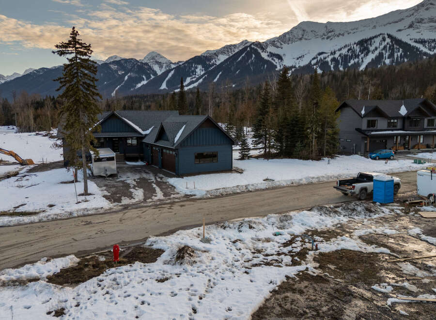 Discover your dream home in this stunning mountain retreat! This property boasts a modern design with spacious interiors, perfect for comfortable living.