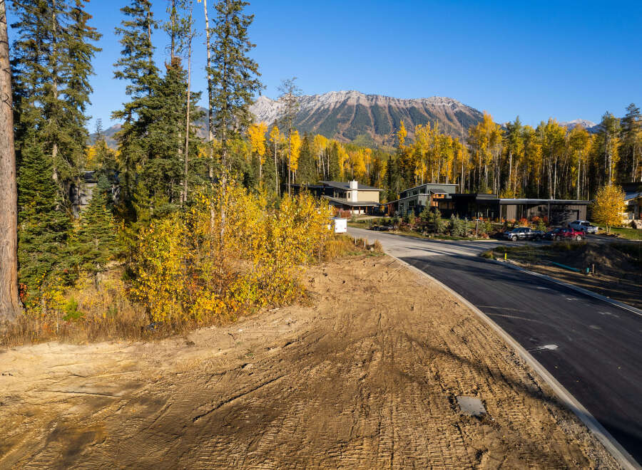 Discover luxury living in this stunning property nestled amidst the breathtaking beauty of the mountains.