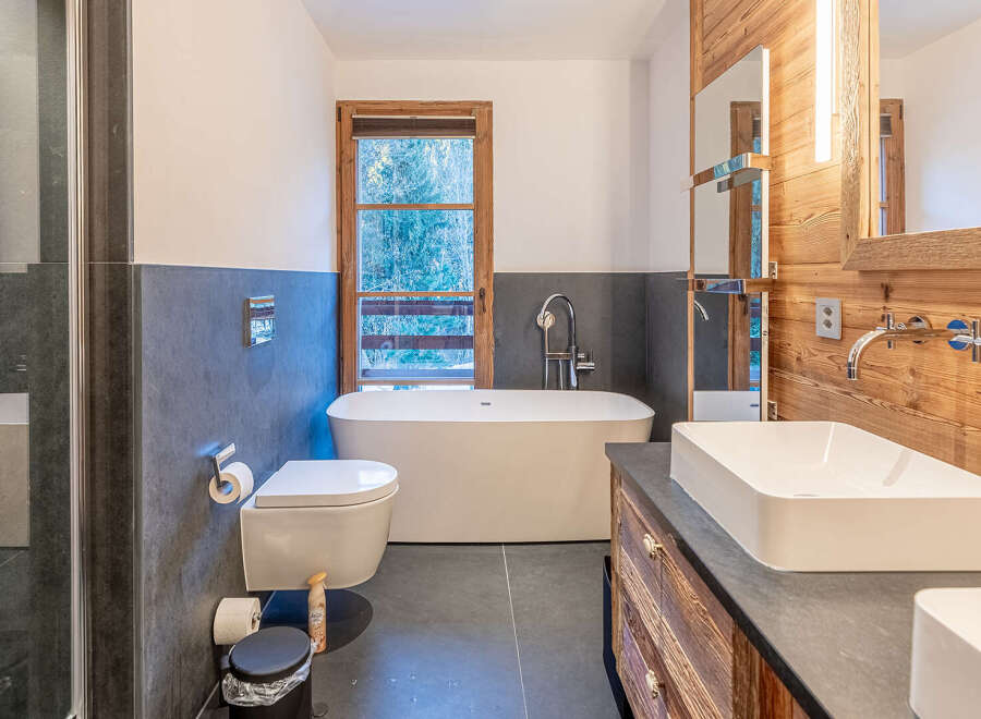 Experience luxury in this stunning bathroom featuring a modern design and high-end finishes.