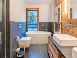 Experience luxury in this stunning bathroom featuring a modern design and high-end finishes.
