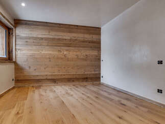 This stunning room features a beautiful wooden accent wall, creating a warm and inviting atmosphere.