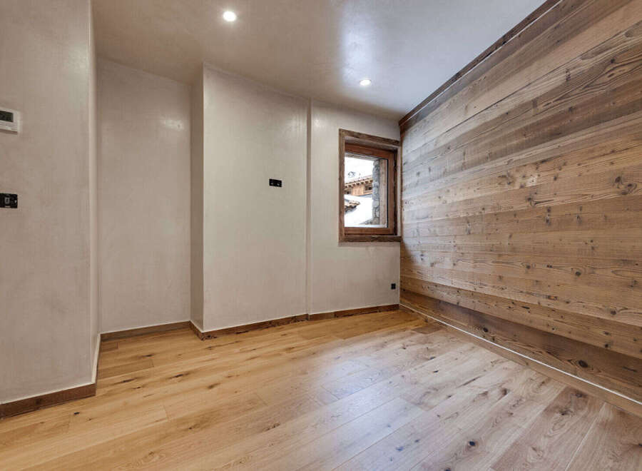 This stunning room features a beautiful wooden accent wall, creating a warm and inviting atmosphere.