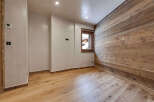 This stunning room features a beautiful wooden accent wall, creating a warm and inviting atmosphere.