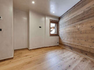 This stunning room features a beautiful wooden accent wall, creating a warm and inviting atmosphere.