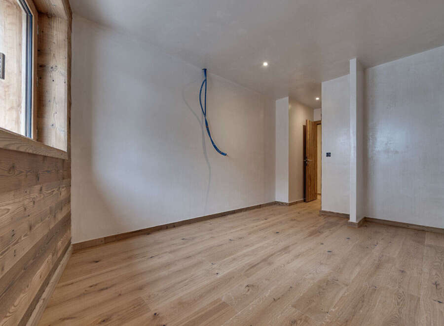 Discover the charm of this inviting space, featuring beautiful wooden floors and a bright, airy atmosphere.