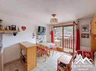 Discover this charming apartment with a cozy dining area and a balcony offering stunning views.