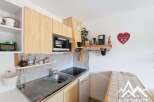 Discover this charming kitchen, perfect for culinary enthusiasts.