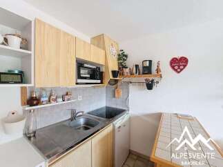 Discover this charming kitchen, perfect for culinary enthusiasts.