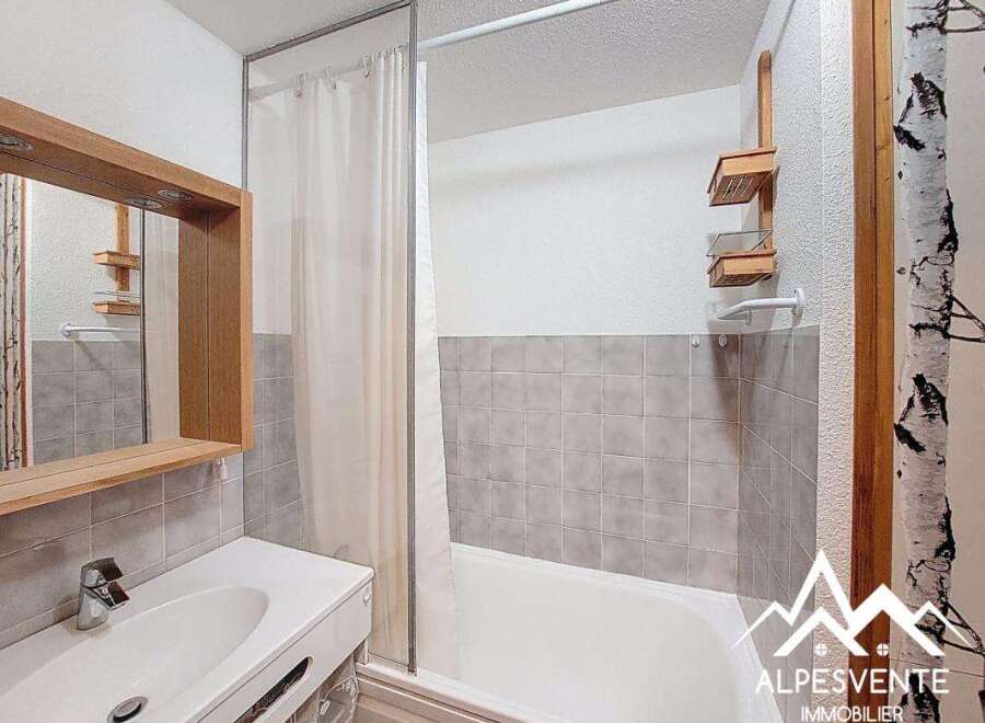 Discover a cozy bathroom with a clean and inviting atmosphere.