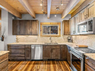 This stunning kitchen boasts a warm and inviting atmosphere, perfect for culinary creations and gatherings.