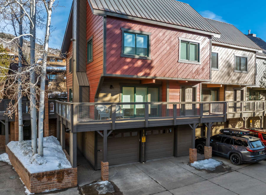 Discover a stunning townhome nestled in a picturesque mountain setting.