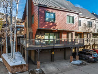 Discover a stunning townhome nestled in a picturesque mountain setting.
