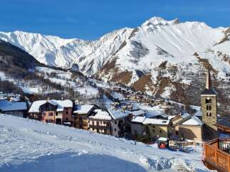 Discover the charm of this stunning mountain property, nestled in a picturesque village with breathtaking views.