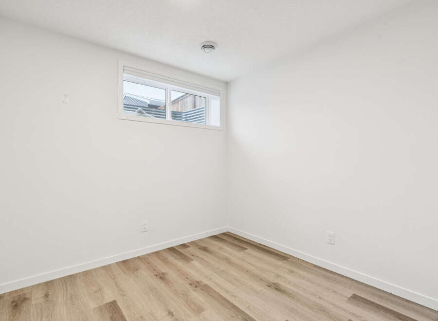Discover this bright and airy room, perfect for creating a cozy living space.