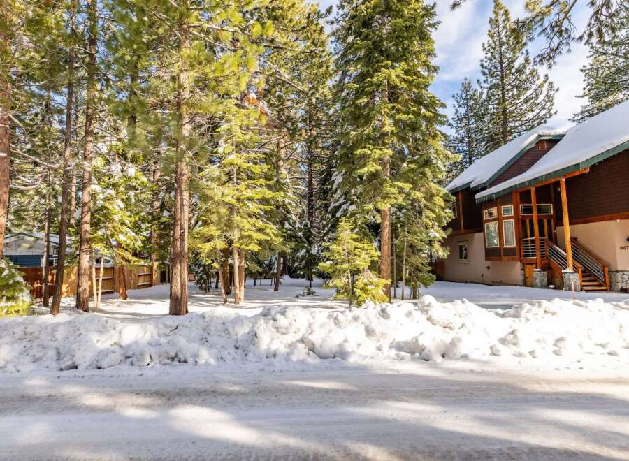 House in Lake Valley - view 1