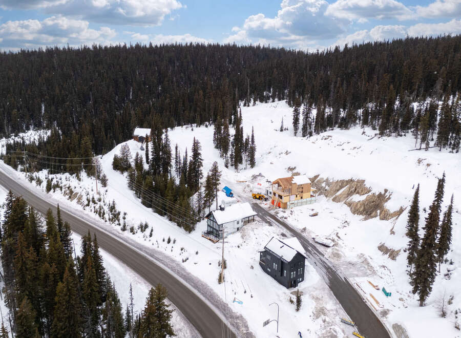 Discover your dream mountain retreat! This stunning property boasts a modern design with breathtaking views of the surrounding snow-covered landscape.